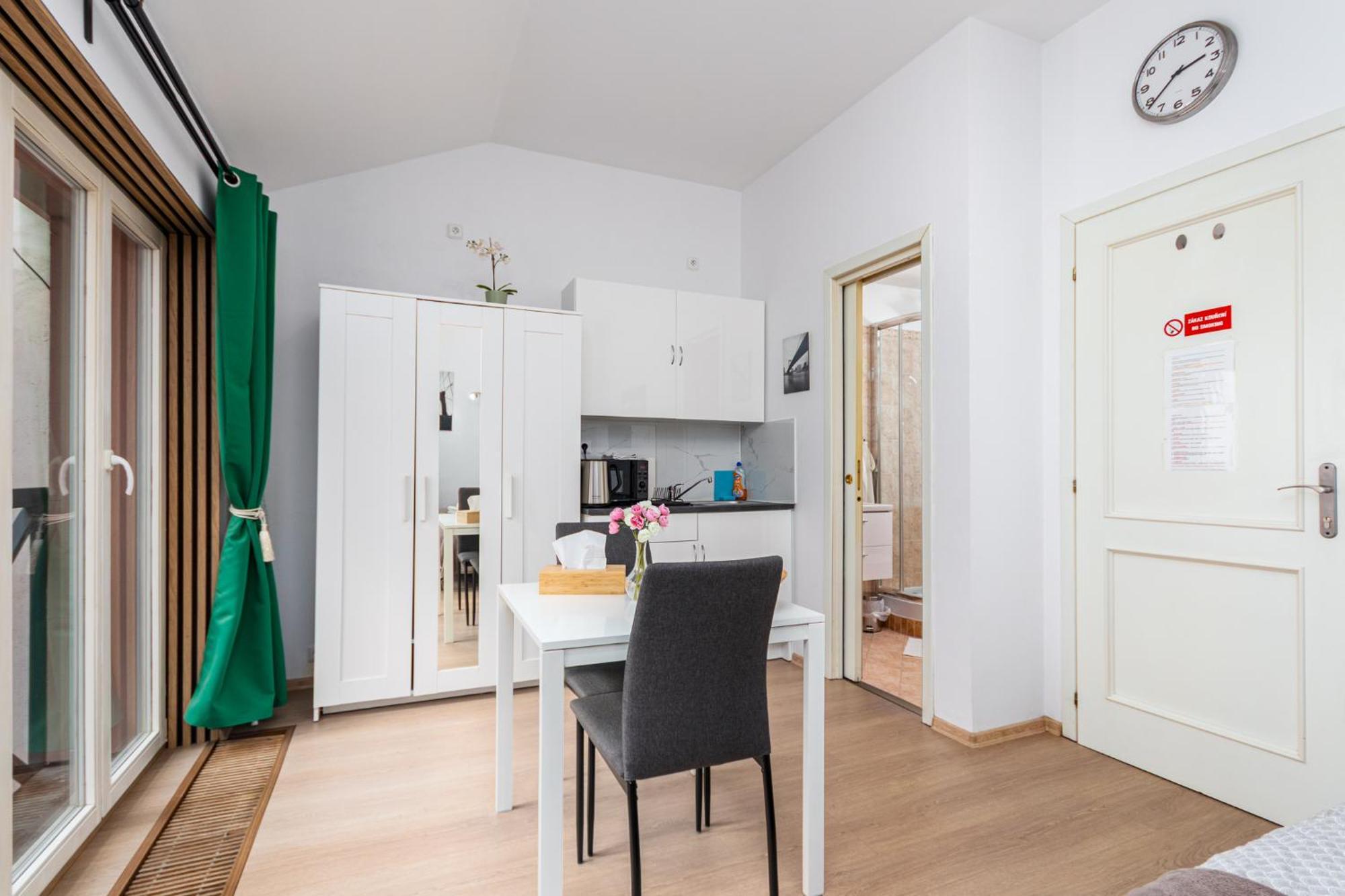 Private Retreat Close To Stations In Praha 3 Exteriér fotografie