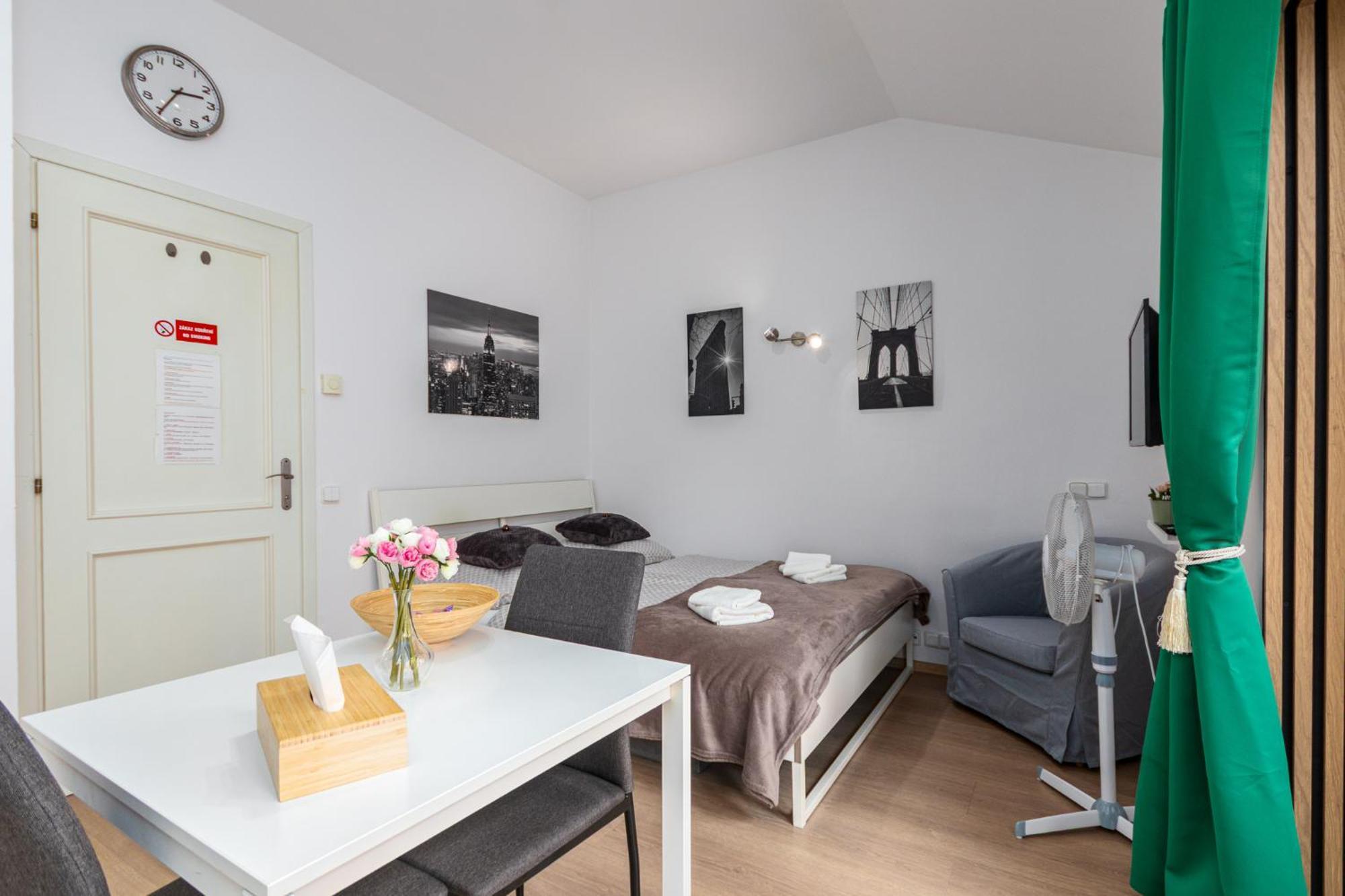 Private Retreat Close To Stations In Praha 3 Exteriér fotografie